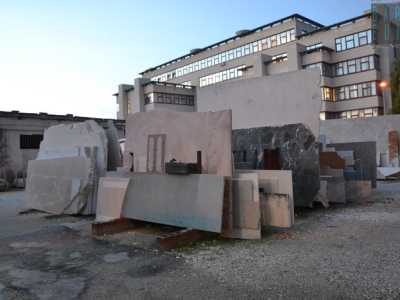 La marmeria pi� grande e antica di via De Crescenzio che si occupa di elilizia. Sullo sfondo il palazzo di Giustizia